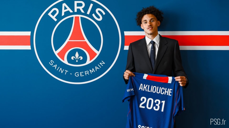 Plutôt calme jusqu’ici en matière d’arrivées, le PSG a officialisé la signature d’un nouveau renfort ce jeudi soir. Maghnes Akliouche portera les couleurs rouge et bleu la saison prochaine, lui qui a signé jusqu’en 2031 en provenance de l’AS Monaco.