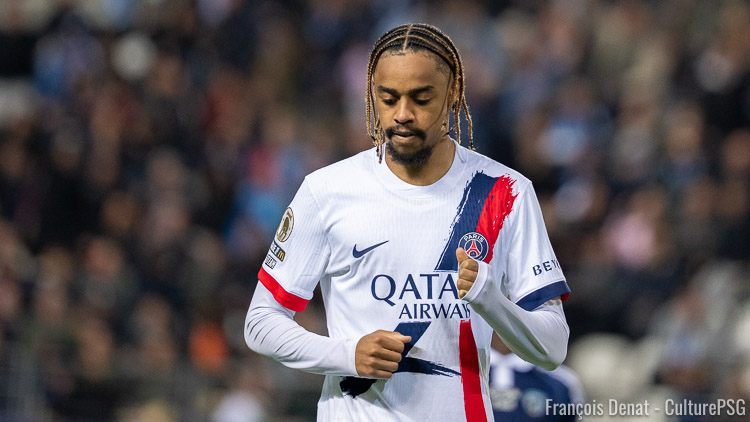 En fin de contrat au PSG jusqu'en 2028, Bradley Barcola est annoncé dans le viseur de plusieurs gros clubs étrangers depuis le début du mercato, alors qu'il brille depuis le début de la Coupe du monde 2026 et que son avenir au club est incertain. Interrogé sur son futur en conférence de presse, l'ailier parisien a botté en touche.