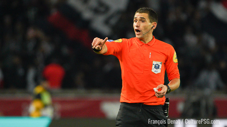 La FFF a désigné les arbitres de la première journée de Ligue 1 2026/2027 et c'est Bastien Dechepy (40 ans) qui a été choisi pour diriger le PSG/Rennes de dimanche soir (20h45). Un arbitre qui réussit bien aux deux équipes, mais qui a eu son lot de polémiques lors de matches du PSG.