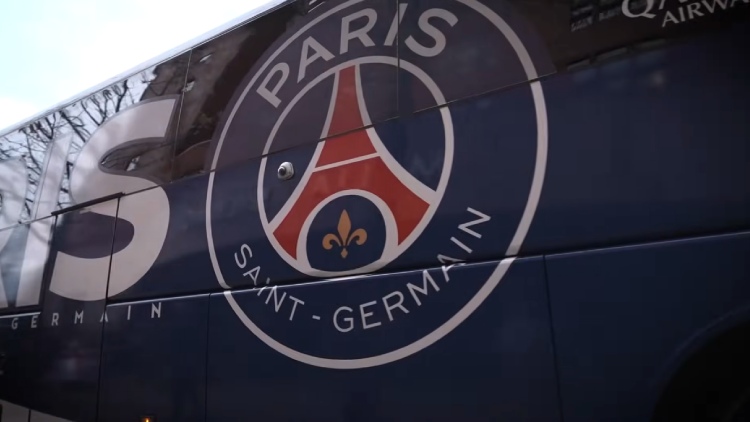 Comme son arrivée en avion mardi, le départ de Bilbao du PSG a été mouvementé ce jeudi matin au lendemain de son match nul 0-0 à San Mamés. Selon la presse basque, le bus du PSG a été attaqué à deux reprises durant la nuit et un mineur a déjà été arrêté par la police locale.