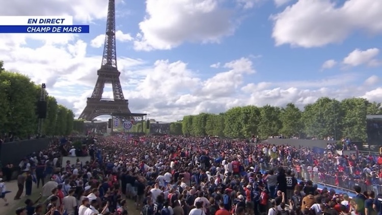 Au lendemain de sa victoire face à Arsenal en finale de la Ligue des champions, le PSG a défilé sur le Champ-de-Mars ce dimanche, à deux pas de la Tour-Eiffel, devant environ 90 000 supporters. Retrouvez l'intégralité de ce défilé en vidéo dans la news ci-dessous.