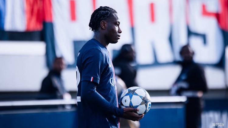 Pour son premier match sans son indispensable latéral droit Achraf Hakimi, Luis Enrique va intégrer dans le groupe le tout jeune David Boly (16 ans), seul arrière droit disponible pour l'équipe première.