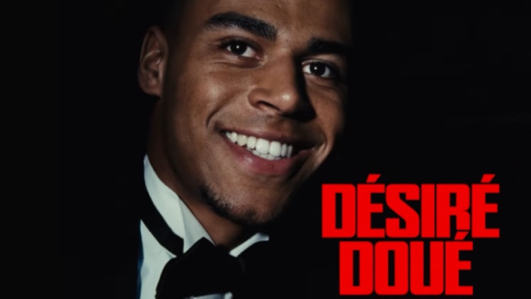 La FFF et Nike ont dévoilé ce lundi les nouveaux maillots de l'équipe de France qui seront portés lors de la Coupe du monde 2026 ainsi que lors des amicaux de mars contre le Brésil et la Colombie. Et Désiré Doué a été choisi par l'équipementier américain pour faire la promotion de ces maillots, ce qui est loin d'être anodin.