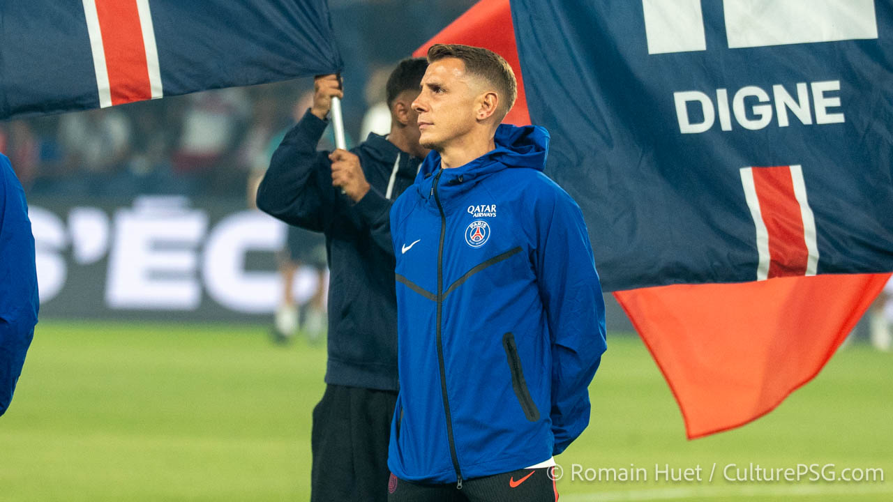 Le Collectif Ultras Paris était en grande forme mercredi soir pour le retour de la Champions League. En plus d'un énorme tifo pour Luis Enrique, le CUP a déployé deux banderoles à destination de Lucas Digne et Maghnes Akliouche, arrivés au PSG cet été. Une attention qui a touché les deux joueurs.