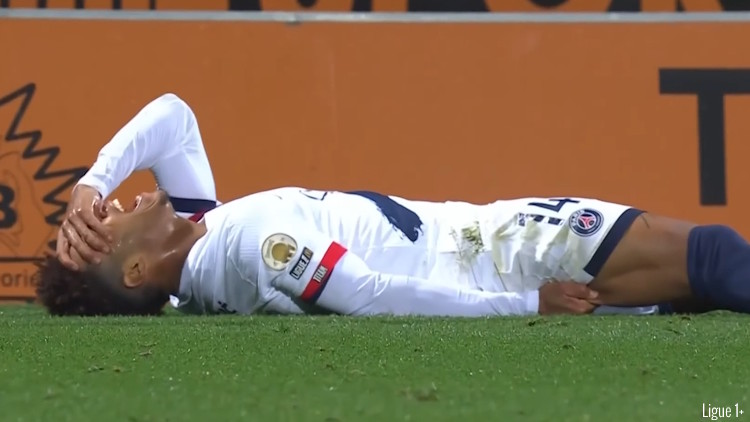 A peine de retour, Désiré Doué s'est de nouveau blessé ce mercredi, cette fois-ci à la cuisse droite. Cette « blessure bizarre » comme l'a décrite son coach devrait l'éloigner des terrains un bon moment, même si des examens complémentaires doivent être effectués.