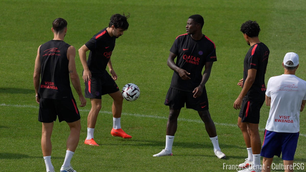 Au Campus pour une dernière séance d'entrainement de fin de matinée, le PSG se rend à Rennes ce dimanche pour lancer sa campagne de Ligue 1. Peu d'absents sont à prévoir.