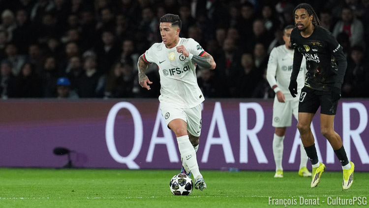 Ciblé par le PSG, mais possédant un long contrat à Chelsea, Enzo Fernandez pourrait bien quitter les Blues cet été selon les dernières indiscrétions de la presse argentine.
