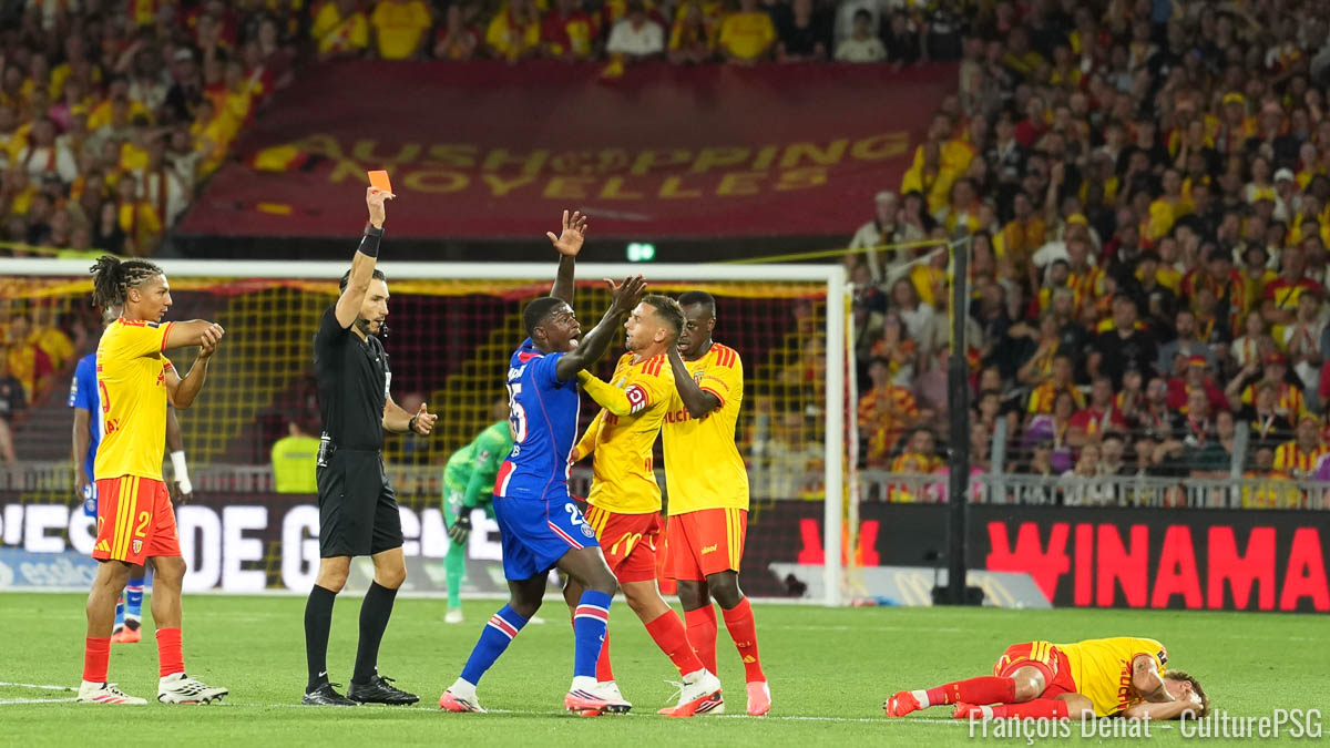 La commission de discipline de la LFP doit se réunir ce mercredi soir normalement pour revenir sur le dernier match Lens/PSG (1-0) marqué par deux expulsions de Kyllian Antonio (Lens) et Nuno Mendes (PSG). Le PSG a pu consulter le rapport de l'arbitre du Trophée des champions et le juge accablant envers son latéral gauche.