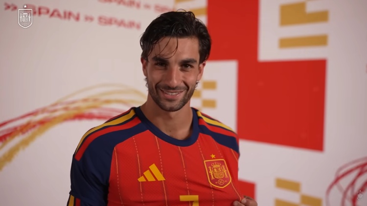 Courtisé par le PSG pour renforcer son attaque, le polyvalent attaquant espagnol Ferran Torres a déjà échangé avec le double champion d'Europe en titre sur le rôle qui l'attend en cas de transfert dans la capitale.