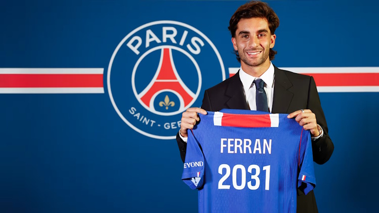 Le PSG a officialisé ce samedi matin le transfert de Ferran Torres. L'attaquant espagnool de 26 ans arrive du FC Barcelone et s'est engagé pour cinq ans.