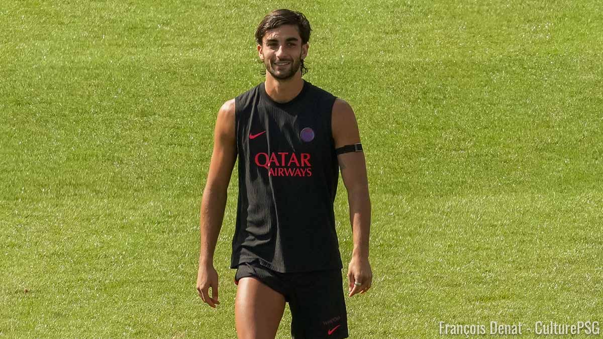 Au repos ce mardi, le PSG s'est entraîné lundi au Campus de Poissy et le club a partagé sur ses réseaux sociaux une petite séquence vidéo intéressante avec Ferran Torres, Mika Godts, João Neves, Vitinha et Warren Zaïre-Emery.