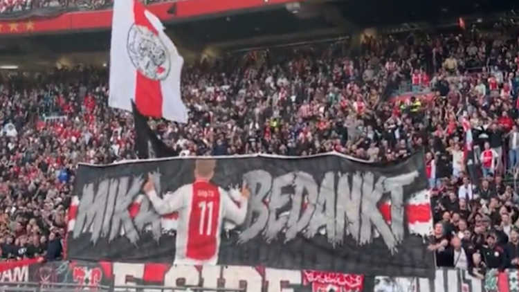 Arrivé au PSG cet été, Mika Godts a fait ses adieux à son ancien public de l'Ajax Amsterdam ce samedi. Il a été chaudement applaudi par les fans et remercié.