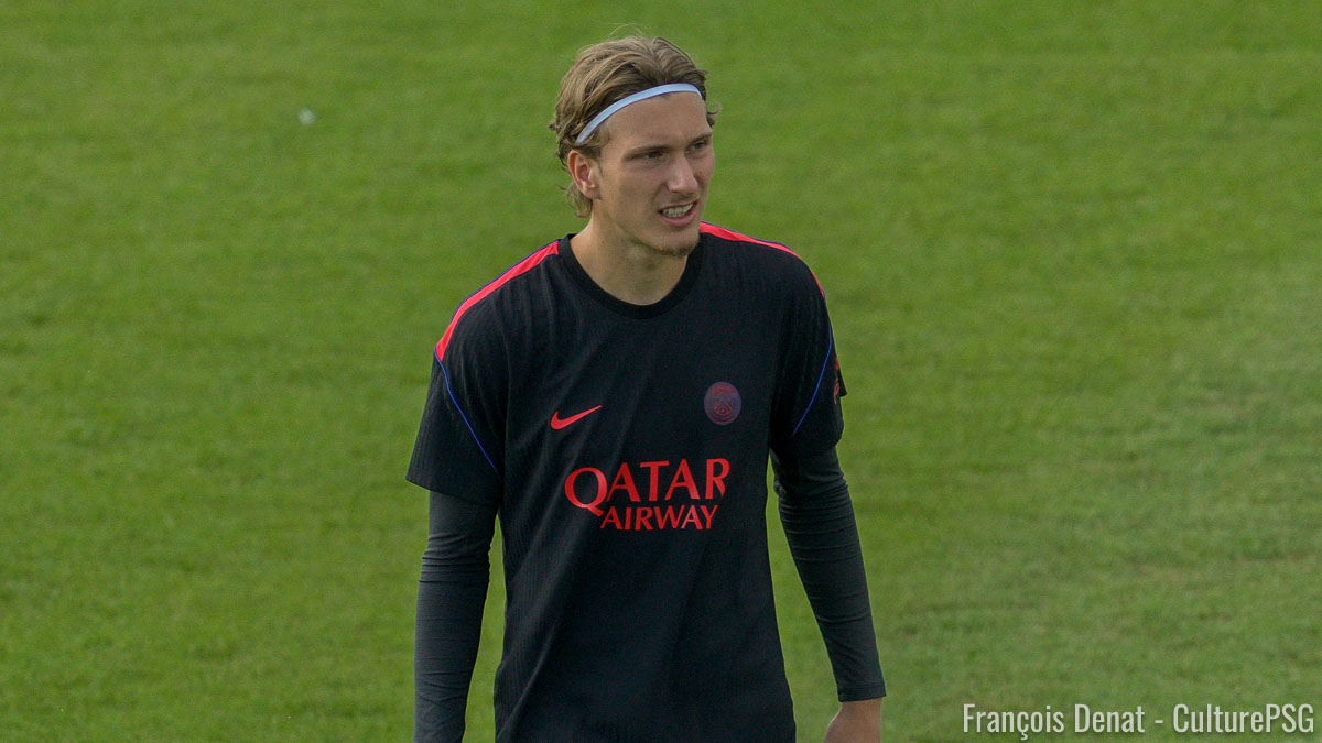 En quête d'un ailier après l'échec de la piste Yan Diomande, le PSG a jeté son dévolu sur Mika Godts, dont le nom n'a été lié au club parisien que le 31 juillet après la divulgation d'une vidéo volée de lui à Porto avec Luis Campos. Un épisode sur lequel est revenu L'Equipe ce jeudi, ainsi que le principal intéressé.