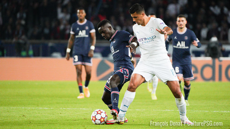 De façon improbable vu qu'il n'était pas censé recruter au milieu du terrain durant ce mercato, le PSG s'est renseigné sur la situation de Rodri, récent champion du monde et pas certain de rester à Manchester City la saison prochaine.