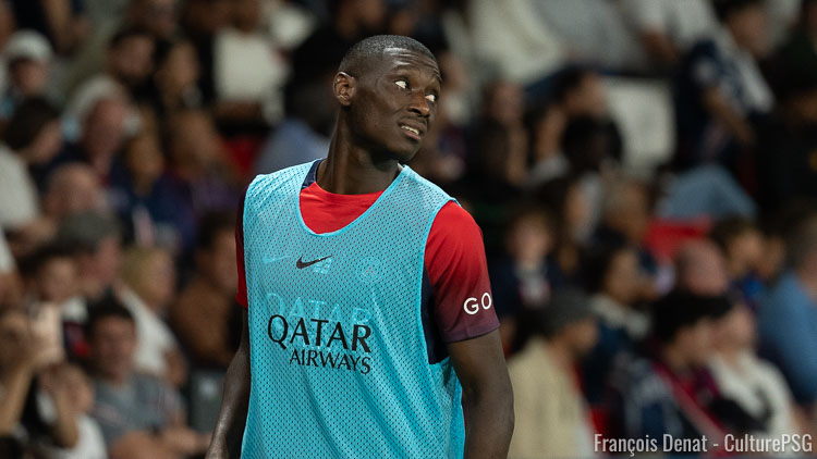 Le transfert de Randal Kolo Muani à la Juventus est enfin dans la phase finale, le joueur étant attendu en Italie pour la visite médicale, et la forme du départ se précise aussi, avec comme toujours la guerre des chiffres autour du montant exact.