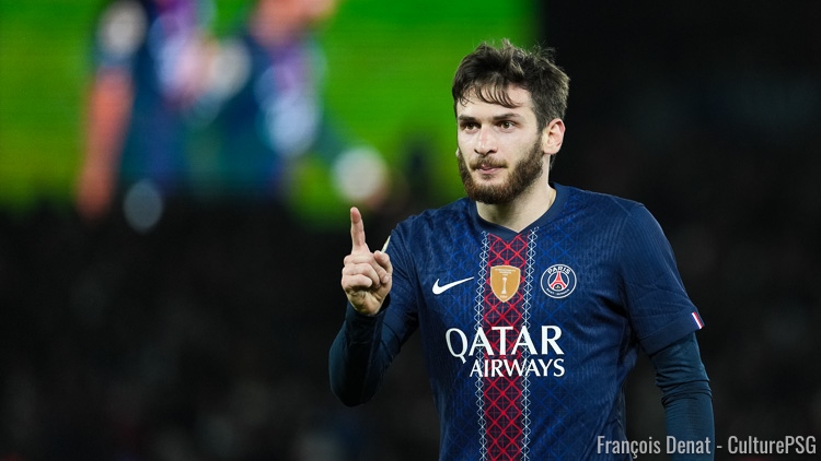 Le PSG propose depuis mercredi soir sur sa boutique en ligne d'ajouter le badge de vainqueur de la Coupe intercontinentale sur ses différents maillots de la saison 2025/2026.