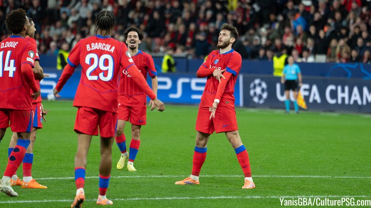 Le PSG a écrasé Leverkusen 7-2 mardi soir en Champions League avec six buteurs différents puisque Désiré Doué a inscrit un doublé. Comme souvent, le numéro 14 parisien a rendu hommage à son idole Neymar lors de ses célébrations de buts tandis que Khvicha Kvaratskhelia a lui fait référence à une célébration en vogue en NBA.