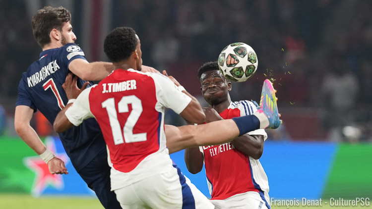 Après avoir bien fêté son titre de champion d'Angleterre mardi soir, Arsenal a retrouvé le chemin de l'entraînement ce jeudi. Un entraînement ouvert à la presse avec un retour important pour Mikel Arteta, qui était en revanche privé de cinq joueurs.