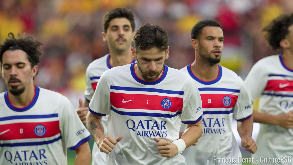 Porté par les joueurs du PSG depuis quelques semaines, le nouveau maillot d'échauffement des hommes de Luis Enrique est enfin disponible sur la boutique en ligne du club.