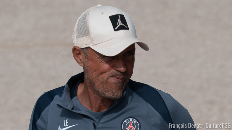 C'est un groupe parisien pratiquement au complet qui s'est entraîné ce mardi matin à la veille de Lorient/PSG. Il n'y a qu'un seul absent et il était déjà annoncé, à savoir Achraf Hakimi qui bénéficie de quelques jours de repos. Tous les anciens blessés sont de retour.