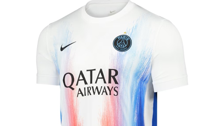 Avant de défier le Bayern Munich en Champions League, le PSG a dévoilé ce lundi un nouveau maillot d'échauffement. Les Parisiens le porteront ce mardi soir au Parc des Princes avant le match et il est déjà disponible sur la boutique en ligne du PSG.