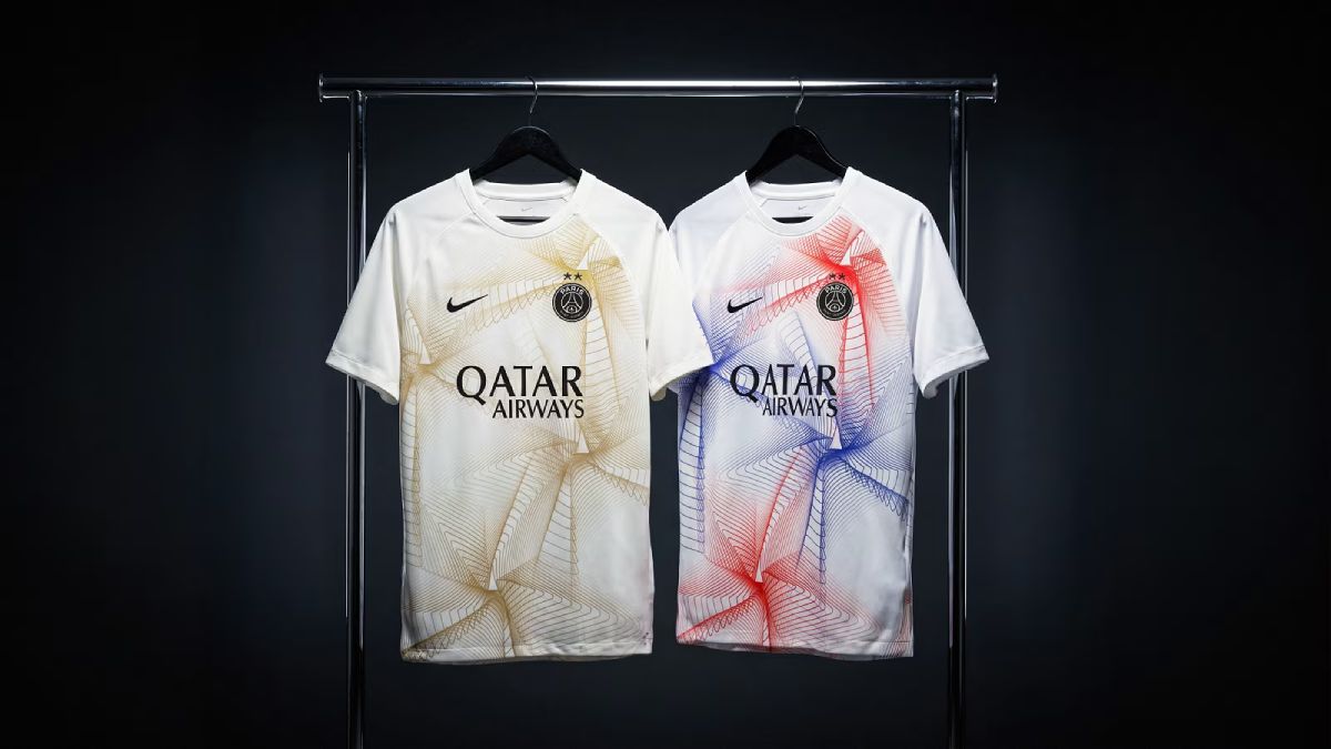 Pour fêter le retour de la Champions League ce mercredi soir face à Bratislava, le PSG vient de sortir deux superbes maillots d'échauffement avec notamment les deux étoiles de double champion d'Europe au-dessus du logo, ainsi que dans le dos.