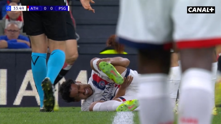 Touché à la cheville gauche à la 34e minute de jeu lors de Bilbao/PSG (0-0), Marquinhos a pu finir la première période avant de céder sa place à la mi-temps à Ilya Zabarnyi. Le capitaine brésilien du PSG a ensuite malheureusement indiqué en zone mixte qu'il n'était pas sorti en raison de ce coup reçu, mais d'une gêne musculaire.