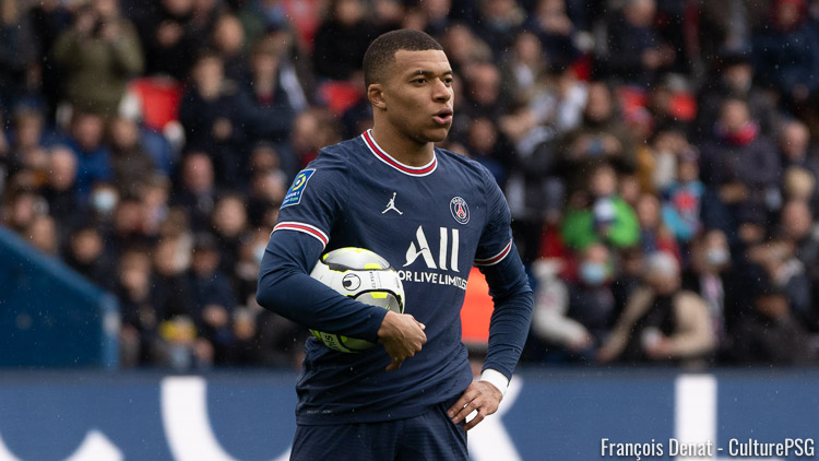 Mbappé sur la jaquette de FIFA 21