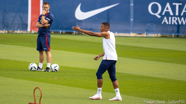 Football : pourquoi Kylian Mbappé portera un maillot spécial ce soir pour  l'ouverture de la 13e journée de Ligue 1 