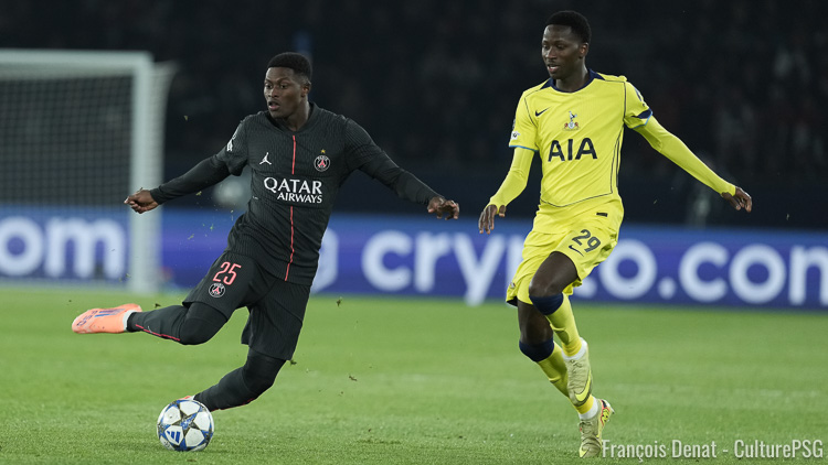 Sorti à la mi-temps face à Tottenham, un peu à la surprise générale, Nuno Mendes n'aurait pas rechuté de sa récente entorse au genou gauche selon les premiers échos de la presse, mais il a été aperçu en boitant à la fin du match.