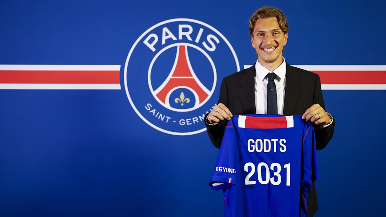 Le PSG a officialisé ce samedi soir le transfert de Mika Godts. L'attaquant belge de 21 ans arrive de l'Ajax Amsterdam et s'est engagé pour cinq ans.