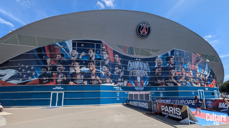 Le PSG n'a pas mis longtemps à mettre à jour la façade du Parc des Princes et à arborer fièrement son nouveau statut de double champion d'Europe en titre.