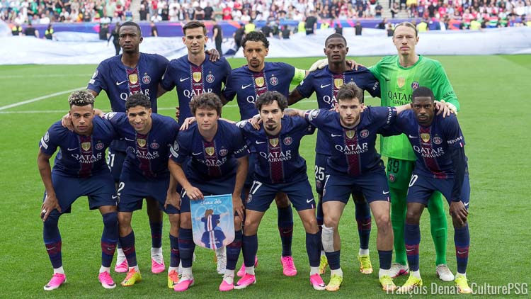 Le site spécialisé MatchWornShirt a mis aux enchères les maillots de la finale de Champions League PSG/Arsenal du 30 mai dernier, ainsi que le fanion d'avant-match. La tenue la plus chère est celle portée par Khvicha Kvaratskhelia, dont le prix est actuellement supérieur à 15 000 euros, hors frais.