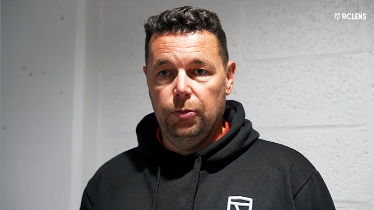 Dans la foulée de la lourde défaite sur la pelouse de Lille, le Racing Club de Lens a tenu un discours plutôt fataliste, particulièrement le coach Pierre Sage. Son capitaine Adrien Thomasson a refusé de perdre tout espoir.