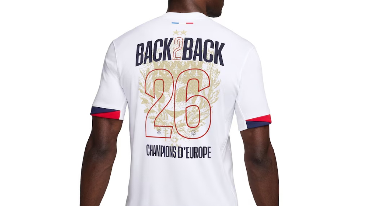 Le PSG vient de remettre en vente son maillot extérieur collector « Back 2 Back » avec le flocage au dos du maillot et les deux étoiles au-dessus du logo.