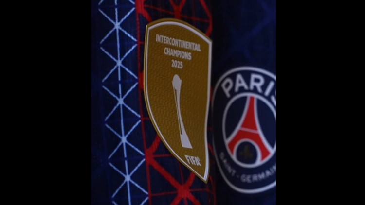 Pour sa première sortie de 2026 face au Paris FC, le PSG va arborer son traditionnel maillot domicile, mais avec deux petites nouveautés. L'une est plutôt discrète, l'autre bien visible.