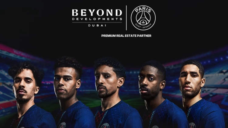 Le PSG a annoncé ce vendredi 2 janvier 2026 la signature d'un partenariat premium avec BEYOND Developments, promoteur immobilier basé aux Émirats arabes unis et qui va s'afficher sur la manche gauche du maillot du PSG dès ce dimanche face au Paris FC.