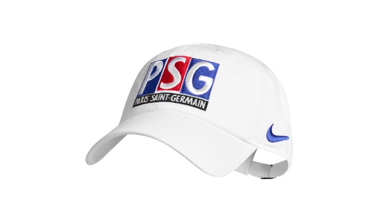 Pour permettre à ses supporters de survivre aux fortes chaleurs et à la canicule, le PSG a sorti une collection été avec plusieurs produits adaptés aux couleurs du club, de la casquette au maillot de bain en passant par la raquette de padel.