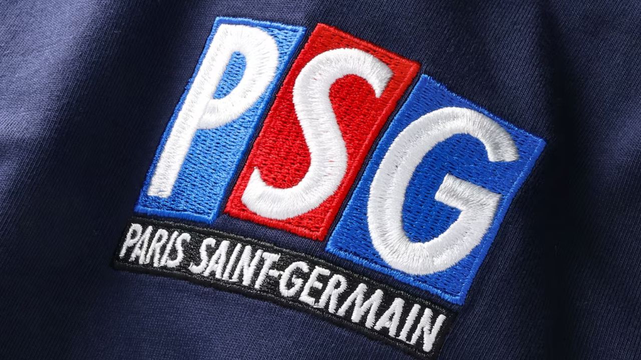 Le PSG vient de lancer une collection de plusieurs produits avec son ancien logo de l'ère Canal+ du début des années 90, celui avec les fameuses trois lettres.
