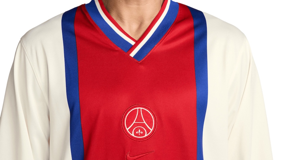 En cette rentrée des classes 2026, le PSG frappe fort en sortant un maillot rétro très classe et manches longues inspiré de la tunique extérieure de la saison 1995/1996.