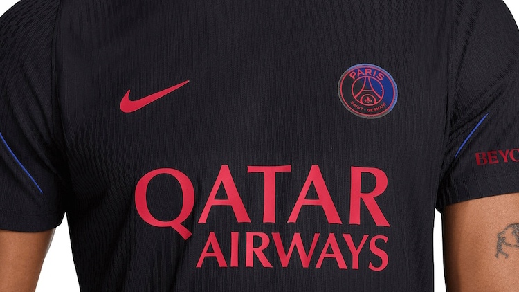 Le PSG a dévoilé ce mardi sa première gamme training de la saison 2026/2027 avec plusieurs hauts d'entraînement (tee-shirt, débardeur, maillot), un short et un bas de survêtement. Un nouveau maillot d'échauffement a aussi été dévoilé, mais n'est disponible qu'en taille enfant pour le moment.