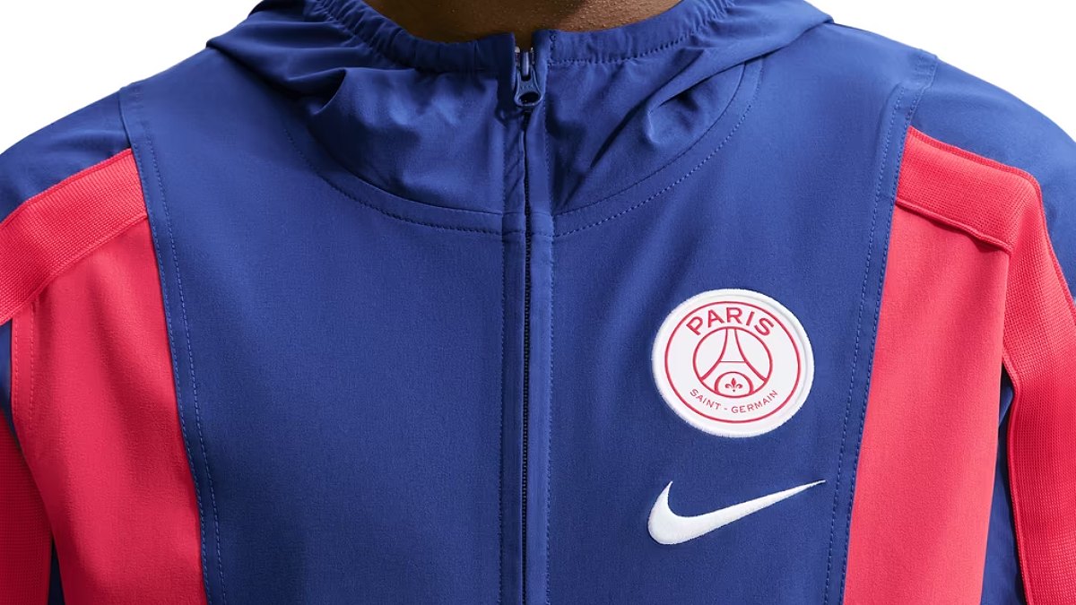 De ce jeudi 24 septembre au dimanche 27 septembre inclus, le PSG propose 20% de réduction sur de nombreux produits de sa boutique en ligne, dont plusieurs sortis récemment. Maillots, vestes, pantalons, casquettes, etc, il y a de bonnes affaires à saisir.