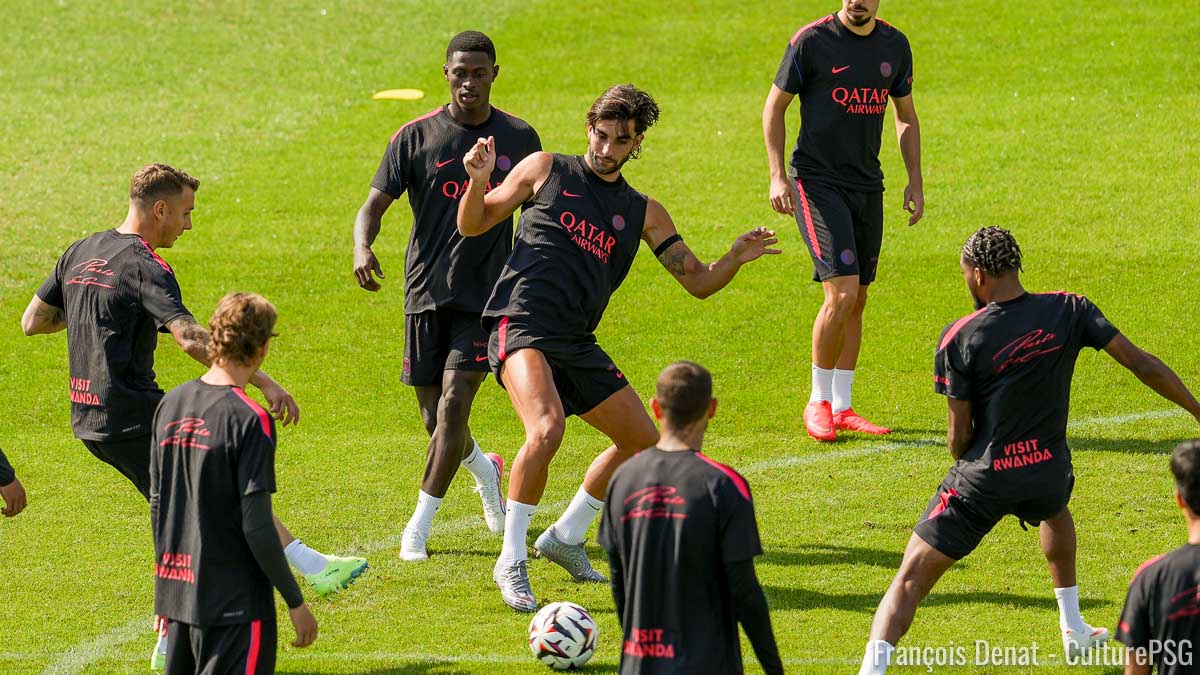 Le PSG a retrouvé le chemin du Campus de Poissy ce lundi matin pour sa traditionnelle séance de lendemain de match, après le nul 2-2 à Rennes dimanche. Le PSG rejouera dès ce vendredi soir à Lille, au lendemain du tirage de la phase de ligue de la Champions League.