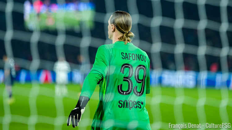 Un journaliste égyptien accrédité au match PSG/Flamengo (1-1, 2-1 aux tab) a réussi à photographier le contenu de la serviette magique de Matvey Safonov lors de la séance de tirs au but victorieuse de mercredi soir.