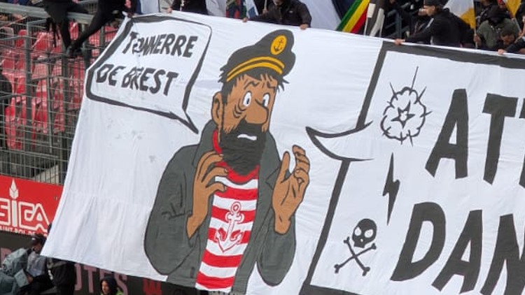 Le tifo à forte connotation locale dévoilé par les supporters du PSG présents dans le parcage parisien a fait mouche : les locaux ont apprécié le clin d'oeil.