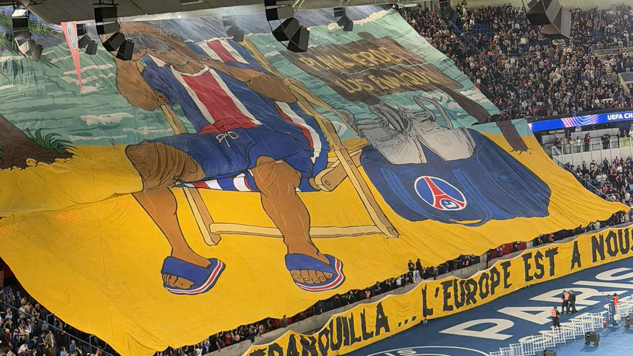 Les supporters du PSG étaient inspirés avant le retour de la Ligue des Champions au Parc des Princes. A quelques minutes du coup d'envoi, banderole et tifos ont été aperçus et ont fait sourire.