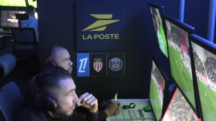 Dans sa traditionnelle analyse hebdomadaire des décisions arbitrales litigieuses du week-end de Ligue 1 écoulé, la Direction Technique de l’Arbitrage a publiquement désavoué Clément Turpin et ses assistants VAR après leur décision de ne pas expulser Lamine Camara après son gros tacle sur Lucas Chevalier lors de Monaco/PSG. Mais la DTA a surtout dévoilé la vidéo de leur analyse de l'action, dévoilant au grand jour leur incompétence.