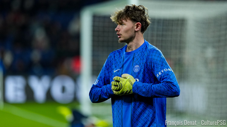 Après Adam Ayari lundi, le PSG a officialisé mercredi soir la signature du premier contrat professionnel d'Arthur Vignaud, membre de la génération 2008 évoluant au poste de... gardien de but. Un poste très représenté au PSG.
