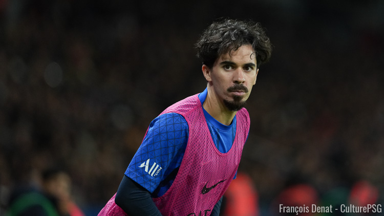 Réputé pour sa qualité technique et son toucher de balle soyeux, Vitinha a été surpris en train de mouiller ses crampons avant l'entraînement du PSG. Le petit secret technique du Portugais ?