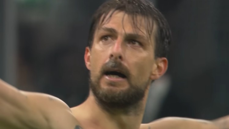 Héros de l'Inter Milan face au Barça en demi-finale de Champions League, Francesco Acerbi cultive depuis plusieurs mois une drôle de particularité en jouant avec un crampon troué. On vous explique pourquoi.